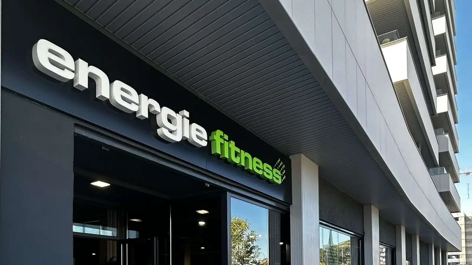 Fachada del gimnasio Energie Fitness en Zorrotzaurre, Bilbao
